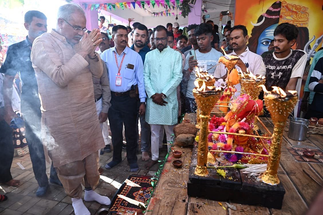 छत्तीसगढ़: भूपेश बघेल के हाथ पर सोंटे का प्रहार, सीएम ने इस तरह किया परंपराओं का निर्वहन, देखें वीडियो 