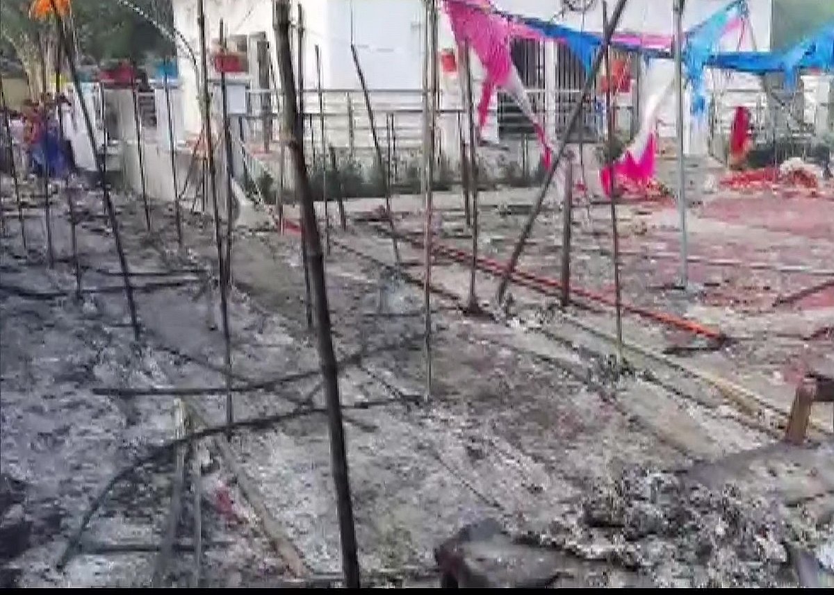यूपी के भदोही में हादसा, दुर्गा पूजा पंडाल में लगी भीषण आग, 3 लोगों की मौत, 64 लोग झुलसे, हर तरफ मची चीख पुकार