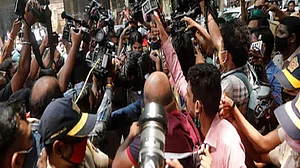विष्णु नागर का व्यंग्य: एक था कैमराजीवी, कैमरे के बगैर दस मिनट जीना भी उसके लिए था मुश्किल!