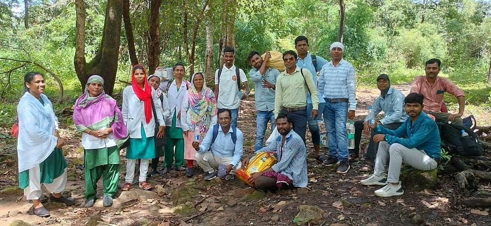 छत्तीसगढ़: आम लोगों की जिंदगी बदलने की कोशिशें जारी, नक्सली इलाके में 10 किमी पैदल चलकर ग्रामीणों के बीच पहुंचा स्वास्थ्य दल