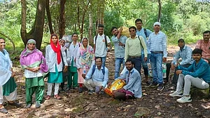 छत्तीसगढ़: आम लोगों की जिंदगी बदलने की कोशिशें जारी, नक्सली इलाके में 10 किमी पैदल चलकर ग्रामीणों के बीच पहुंचा स्वास्थ्य दल