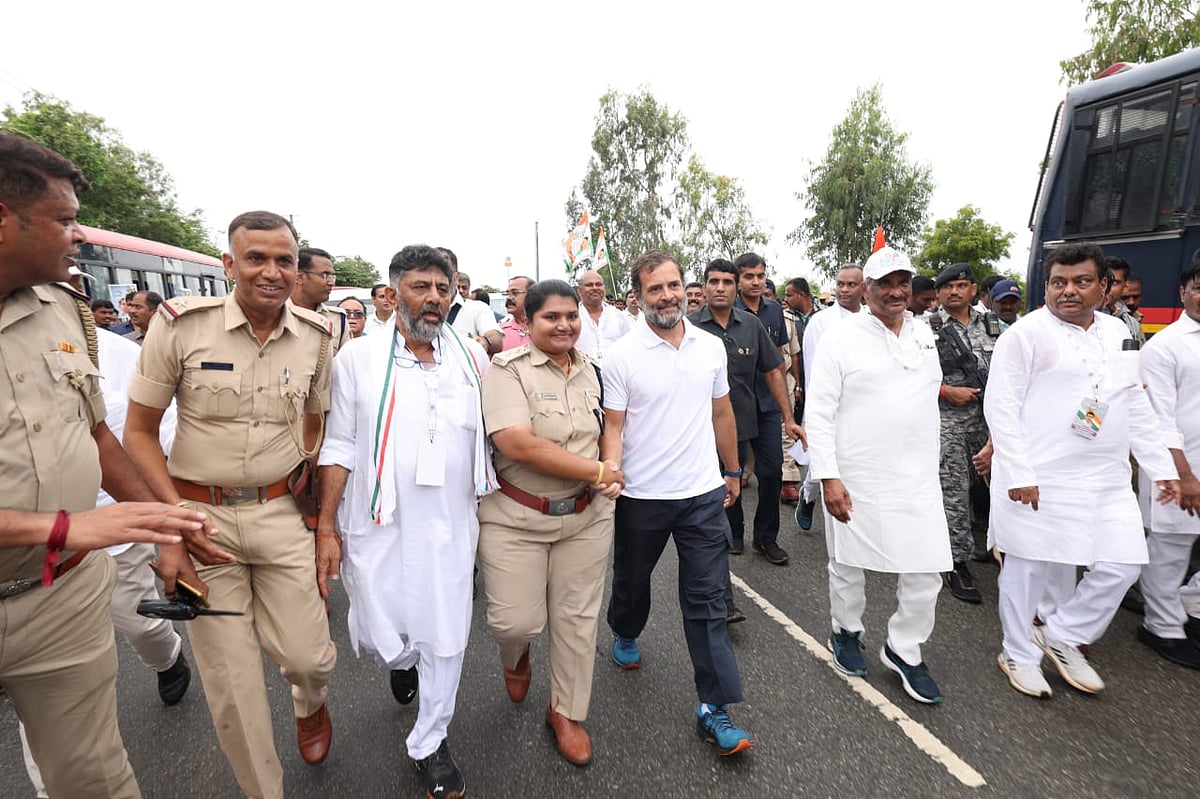 ड्यूटी कर रहे पुलिस कर्मी भी राहुल गांधी से पदयात्रा के दौरान मिले। 