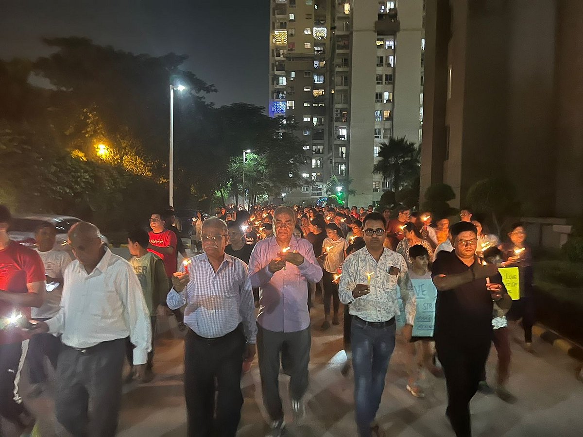 नोएडा के इस सोसाइटी में कुत्तों पर मचा संग्राम, एनजीओ और सोसाइटी वासी आमने-सामने