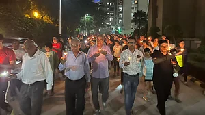 नोएडा के इस सोसाइटी में कुत्तों पर मचा संग्राम, एनजीओ और सोसाइटी वासी आमने-सामने
