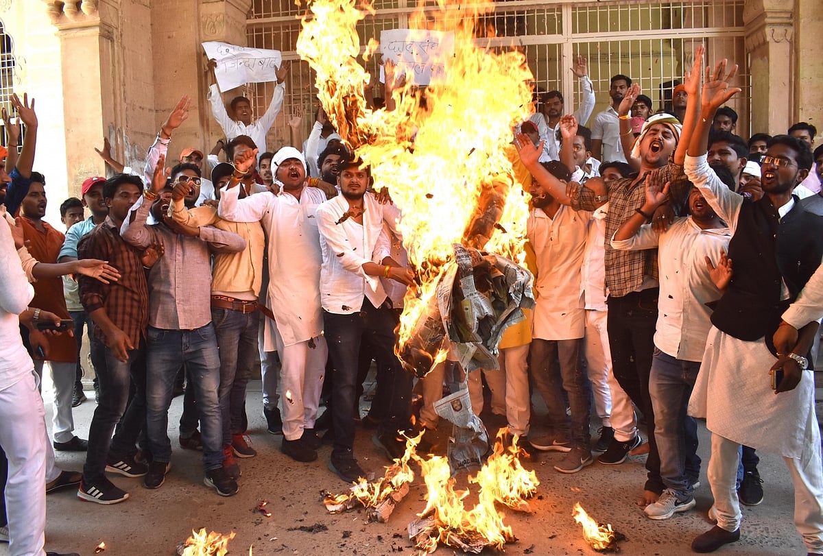 UP: इलाहाबाद विश्वविद्यालय के छात्रों का धरना जारी, फीस वृद्धि को पूरी तरह से वापस लेने की मांग 