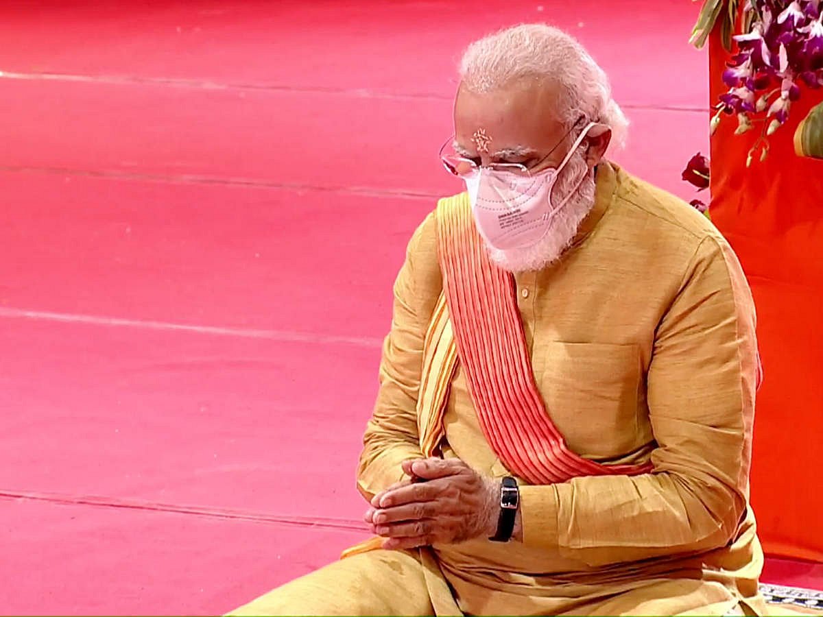 विष्णु नागर का व्यंग्य: जीत का मंत्र; जनता को धर्म की अफीम खिलाओ, इसके लिए मंदिर-मंदिर जाओ, धर्म की पाखंड पताका फहराओ!