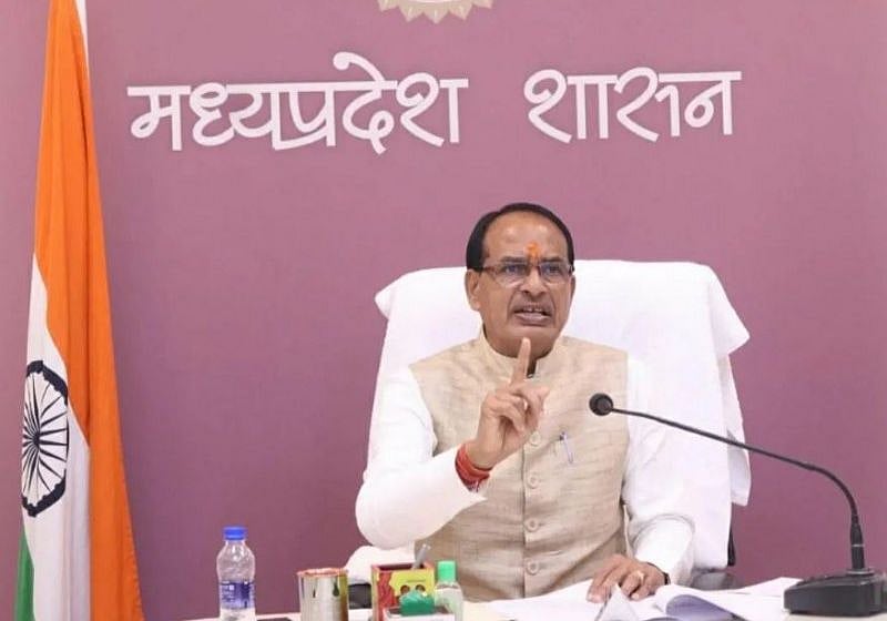 शिवराज के काफिले में गाय के घुसने पर हटाए गए उज्जैन के निगमायुक्त! कांग्रेस ने अचानक तबादले पर लगाया आरोप