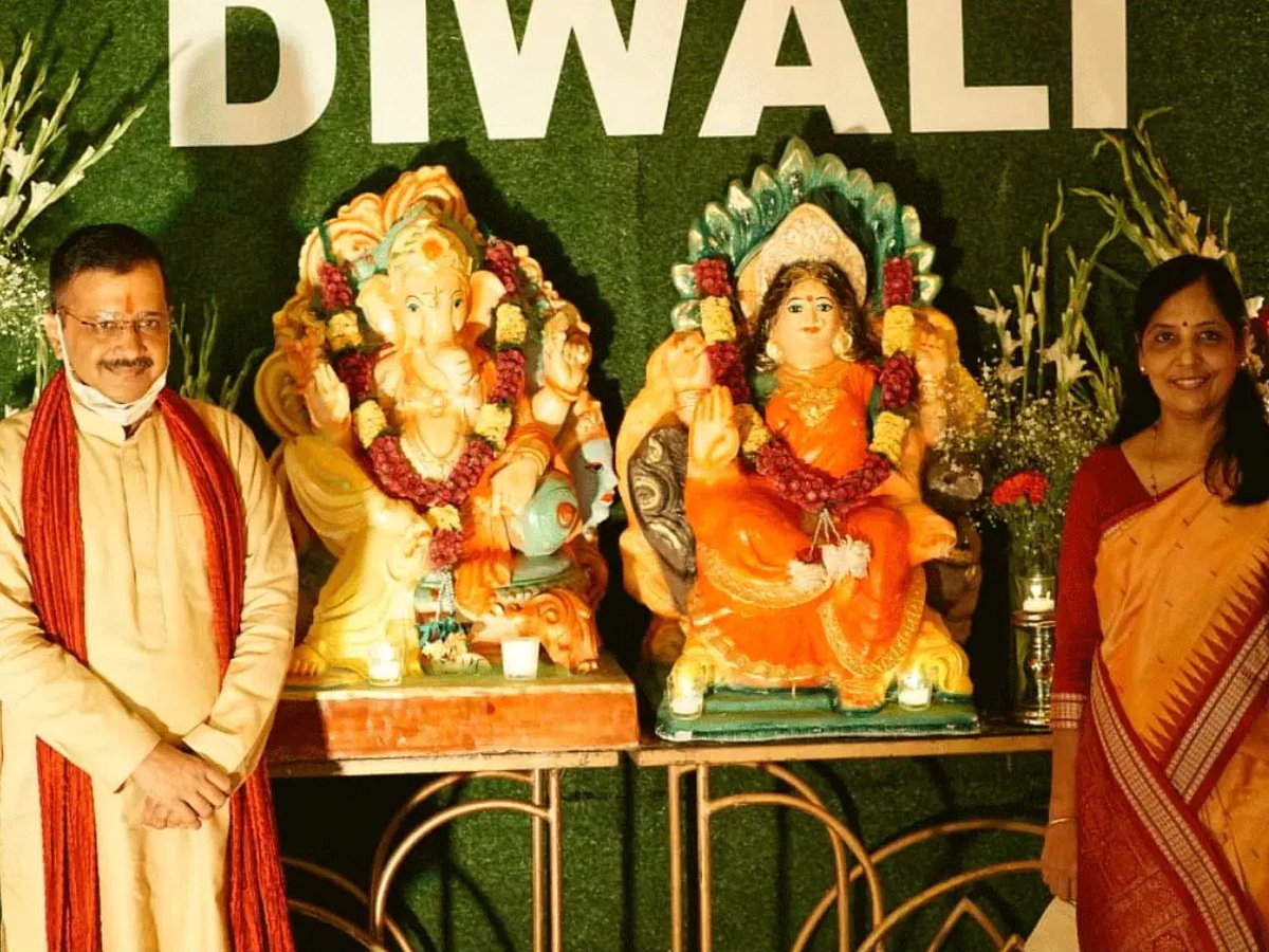 नोटों पर लक्ष्मी-गणेश की फोटो की मांग कर बीजेपी-संघ के हिंदुत्व एजेंडे को ही बढ़ा रहे हैं केजरीवाल