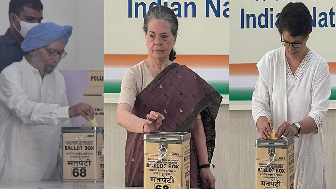 कांग्रेस अध्यक्ष के चुनाव के लिए सोनिया गांधी, मनमोहन सिंह, प्रियंका गांधी ने वोट डाला