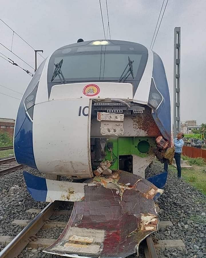 हाई स्पीड वंदे भारत एक्सप्रेस हुई हादसे का शिकार, ट्रैक पर भैंस से टकराने से इंजन क्षतिग्रस्त हुआ