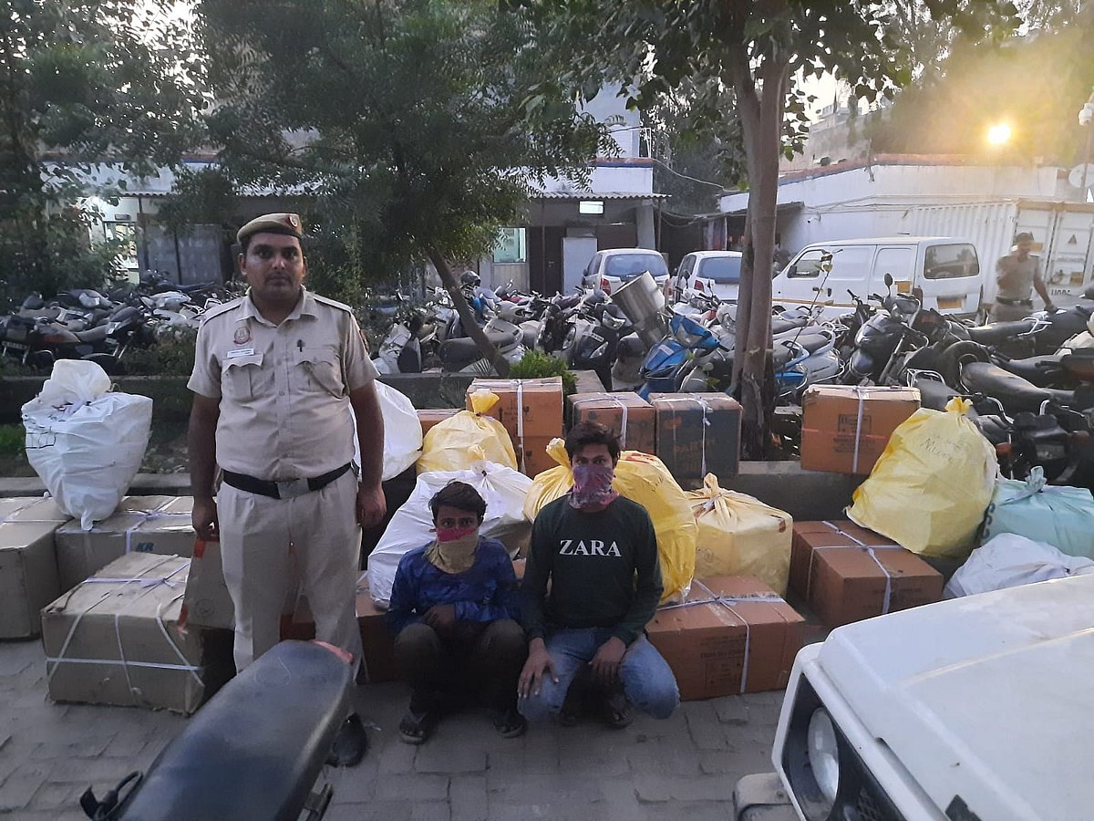 दिल्ली पुलिस को बड़ी सफलता लगी हाथ, 455 किलो प्रतिबंधित पटाखा किए जब्त, 2 लोगों को किया गिरफ्तार 