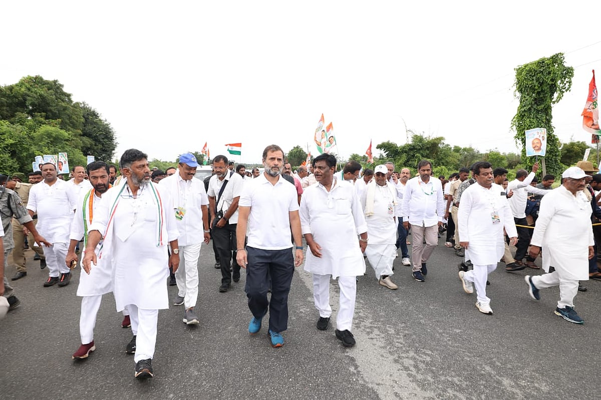  राहुल गांधी के साथ कदमताल करते कांग्रेस कार्यकर्ता और कर्नाटक कांग्रेस अध्यक्ष डीके शिवकुमार।