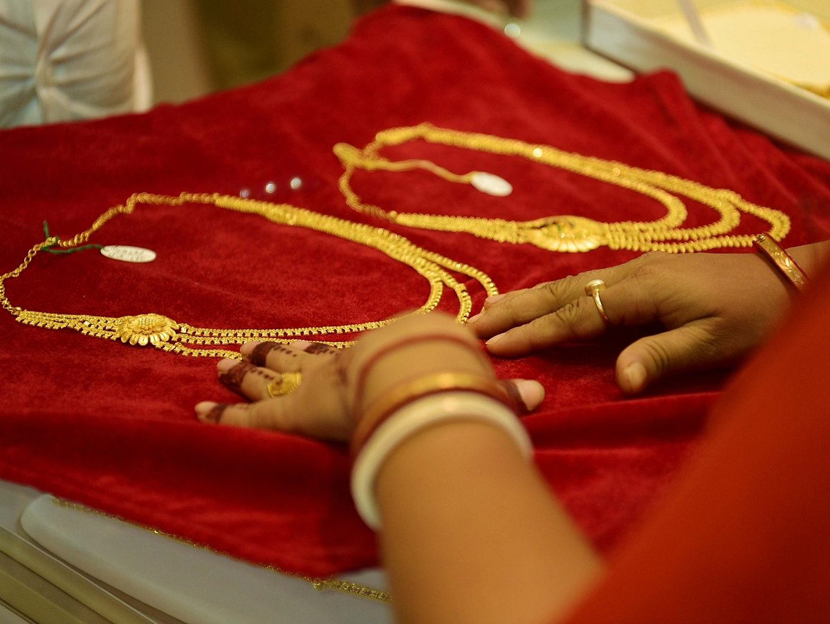 धनतेरस और दिवाली पर सोना खरीदते समय रहें सावधान! इन बातों पर रखें ध्यान नहीं तो लगेगा चूना