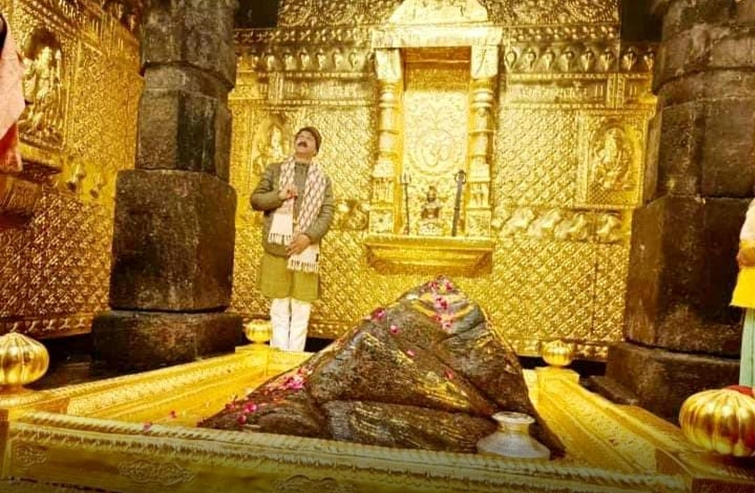 केदारनाथ गर्भगृह से बद्री केदार मंदिर समिति के अध्यक्ष की फोटो वायरल, कांग्रेस ने उठाए सवाल