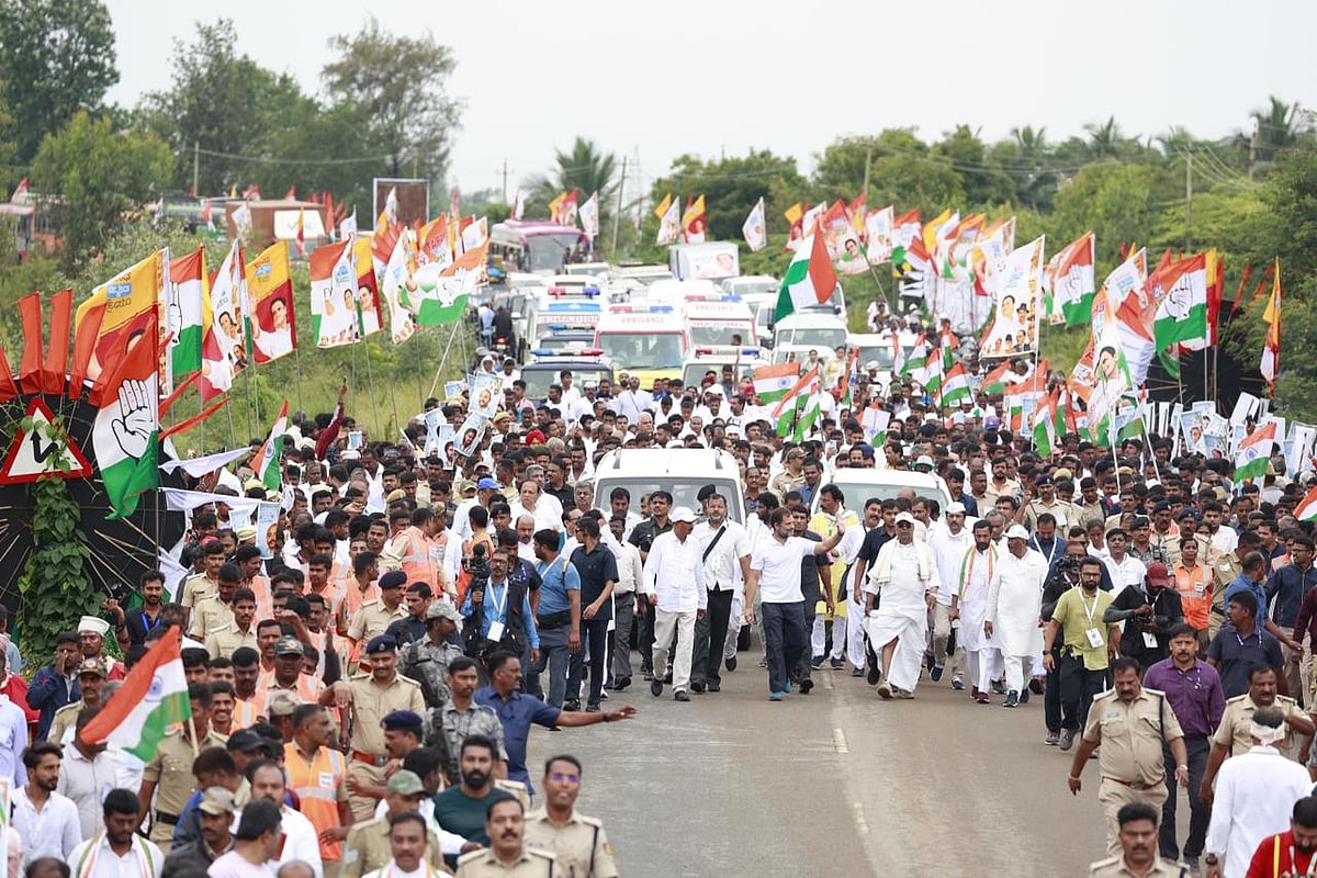 राहुल गांधी पदयात्रा के दौरान लोगों से मिल रहे हैं