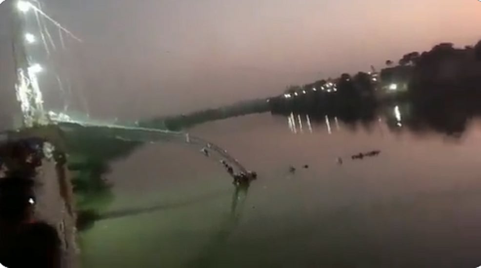 गुजरातः मोरबी में टूटा केबल पुल बिना फिटनेस सर्टिफिकेट के खोला गया था, नगर निगम अफसर ने कंपनी पर लगाया आरोप