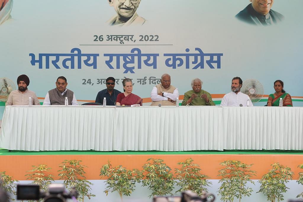 कांग्रेस को मिला नया अध्यक्ष, सोनिया गांधी ने मल्लिकार्जुन खड़गे को सौंपी कमान, बोलीं- धरती से जुड़े नेता हैं खड़गे