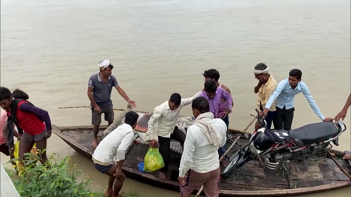 यूपी में बारिश के बाद बाढ़ का कहर, 18 जिलों के 1370 गांव चपेट में, कई जगहों पर नदियां उफान पर