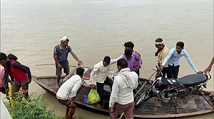 यूपी में बारिश के बाद बाढ़ का कहर, 18 जिलों के 1370 गांव चपेट में, कई जगहों पर नदियां उफान पर