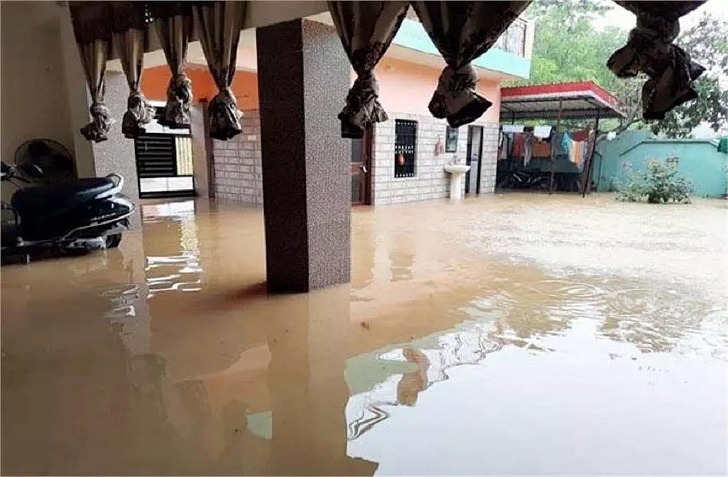 भारी बारिश से आंध्र प्रदेश का बुरा हाल, अनंतपुर के कई इलाके जलमग्न, नालों में तब्दील हुई सड़कें, घरों में घुसा पानी