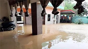 भारी बारिश से आंध्र प्रदेश का बुरा हाल, अनंतपुर के कई इलाके जलमग्न, नालों में तब्दील हुई सड़कें, घरों में घुसा पानी