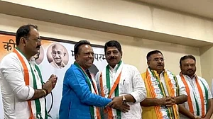 गुजरात के पूर्व CM शंकर सिंह वाघेला के बेटे महेंद्र सिंह ने थामा कांग्रेस का हाथ, कहा- नफरत की राजनीति के खिलाफ लड़ूंगा