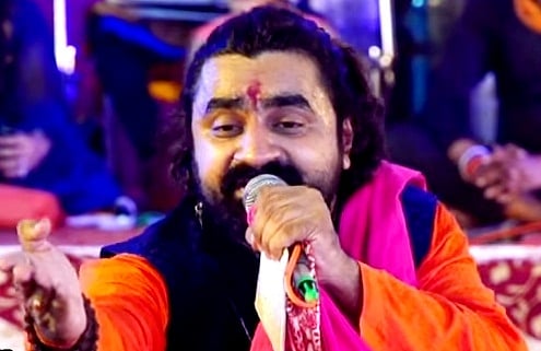 यूपी : बीजेपी नेता के सामने भजन गायक ने दिया भड़काऊ भाषण, कहा- हथियार उठाने को तैयार रहें हिंदू