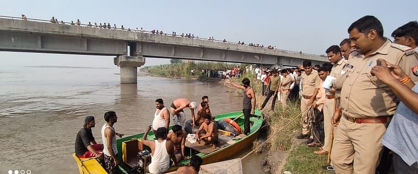 उत्तर प्रदेश: हस्तिनापुर में बड़ा हादसा, गंगा में समा गई यात्रियों से भरी नाव, एक की मौत, कई लापता 