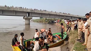 उत्तर प्रदेश: हस्तिनापुर में बड़ा हादसा, गंगा में समा गई यात्रियों से भरी नाव, एक की मौत, कई लापता