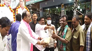 राष्ट्रीय पार्टी के एलान से पहले TRS नेता ने बांटा मुर्गा-शराब, चंद्रशेखर राव कल करेंगे शुभारंभ