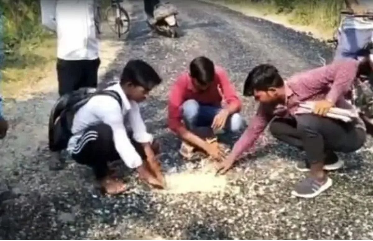 फिर सवालों के घेरे में योगी सरकार, पीलीभीत में छात्रों के छूते ही उखड़ गई नई नवेली सड़क! कांग्रेस ने कसा तंज
