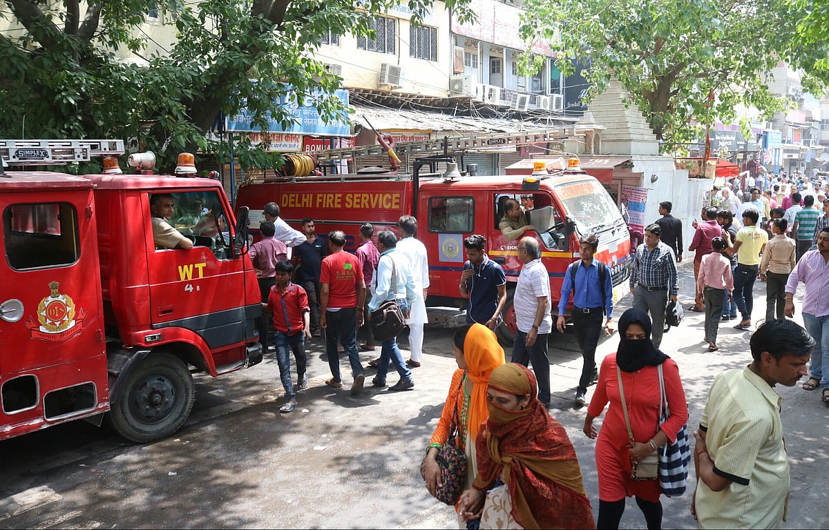 दिल्ली : दीवाली पर अग्निशमन सेवा को मिले 200 से ज्यादा इमरजेंसी कॉल, कई इलाकों में पटाखों की वजह से लगी आग