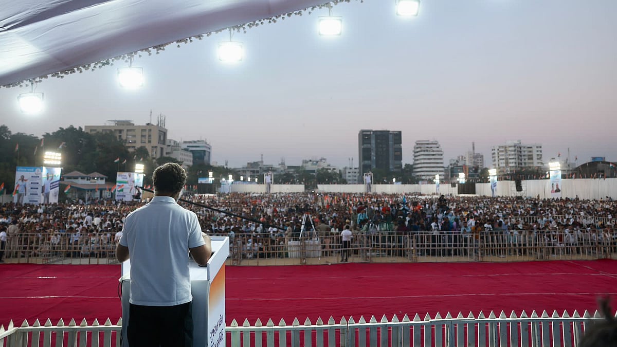 गुजरात में राहुल की चुनावी रैली: कहा- किसानों-आदिवासियों की जमीनें छीनकर उद्योगपतियों को दे रही बीजेपी