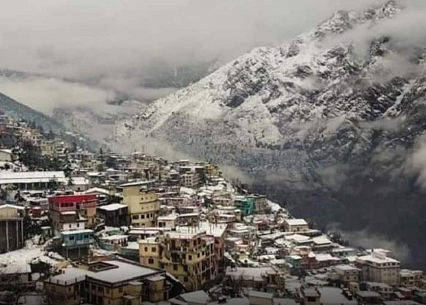 उत्तराखंड में मौसम ने ली करवट, पहाड़ों में बर्फबारी, मैदान में बूंदाबांदी से गिरा पारा, बढ़ी ठिठुरन