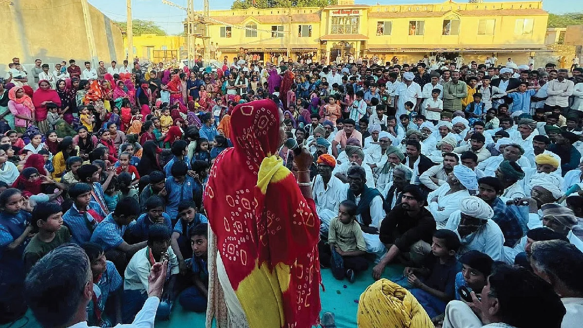 छोटा मजमा, बड़ा काम : कांग्रेस की छोटी-छोटी बैठकों ने बीजेपी का सारा हिसाब-किताब बिगाड़कर रख दिया है। बीजेपी को भी अंदाजा है कि ग्रामीण इलाकों में उसकी खटिया खड़ी ही है। फोटो सौजन्य : गुजरात कांग्रेस
