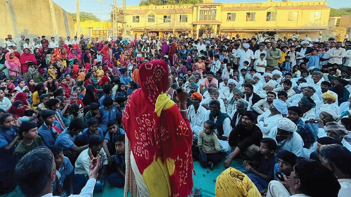 छोटा मजमा, बड़ा काम : कांग्रेस की छोटी-छोटी बैठकों ने बीजेपी का सारा हिसाब-किताब बिगाड़कर रख दिया है। बीजेपी को भी अंदाजा है कि ग्रामीण इलाकों में उसकी खटिया खड़ी ही है। फोटो सौजन्य : गुजरात कांग्रेस