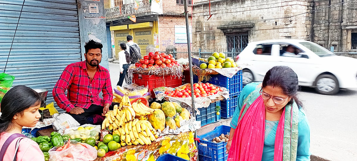 बिहार: छठ पूजा पर महंगाई की मार, फल विक्रेता परेशान