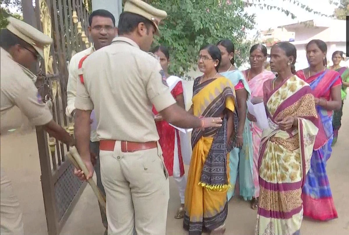उपचुनाव: यूपी-बिहार समेत 7 विधानसभा सीटों पर मतदान जारी, तेलंगाना पुलिस ने BJP प्रदेश अध्यक्ष को हिरासत में लिया