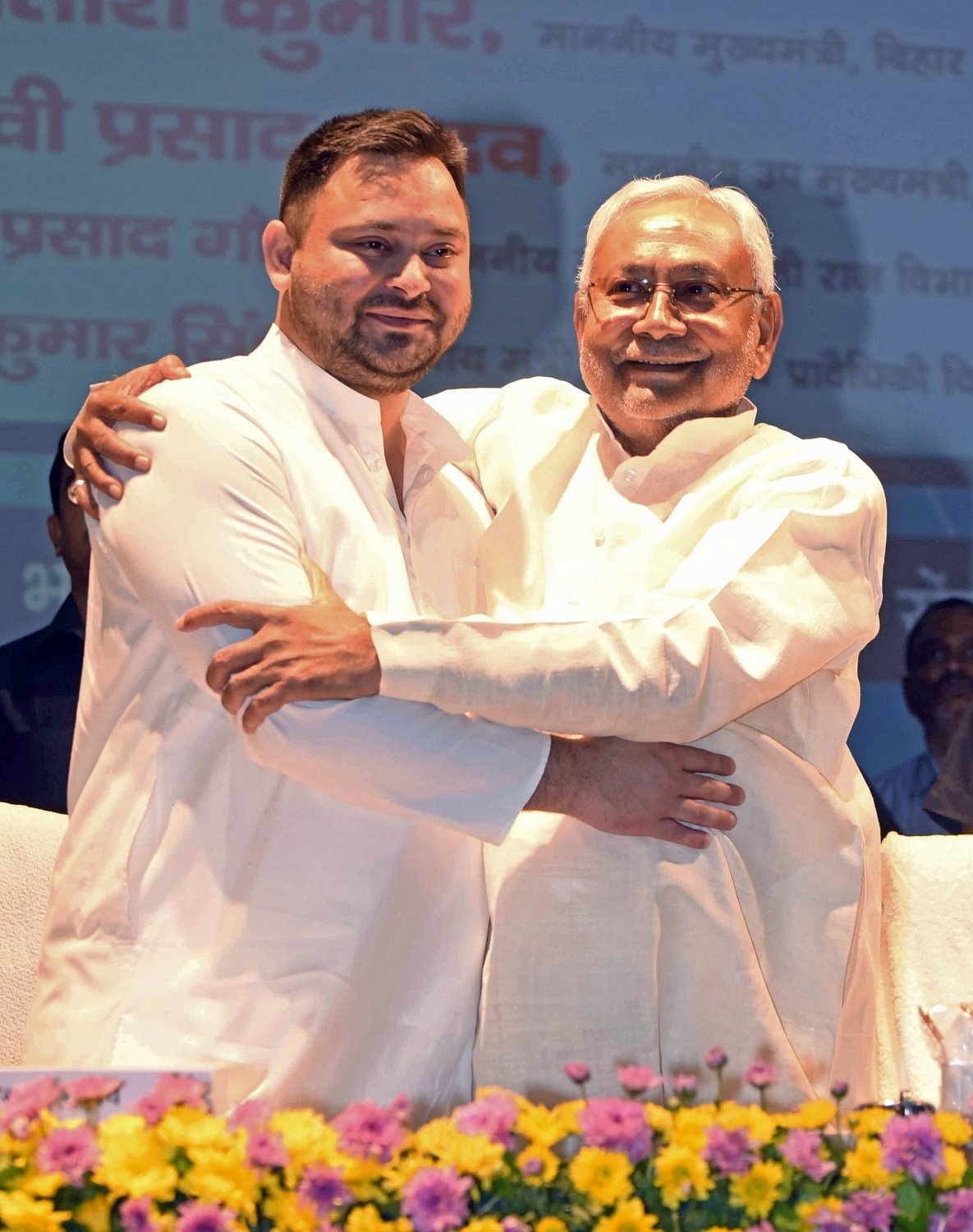 नीतीश ने मंच पर ही गले लगाकर तेजस्वी को दी जन्मदिन की बधाई, लोगों ने कहा, 'हैप्पी बर्थ डे टू यू', देखें वीडियो