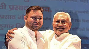 नीतीश ने मंच पर ही गले लगाकर तेजस्वी को दी जन्मदिन की बधाई, लोगों ने कहा, 'हैप्पी बर्थ डे टू यू', देखें वीडियो