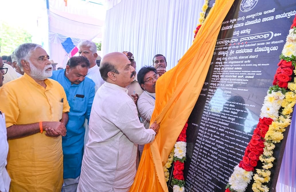 कर्नाटक में कक्षाओं को भगवा रंग में रंगने के खिलाफ कांग्रेस का हल्ला बोल, 'विवेका योजना' के खिलाफ शुरू किया अभियान