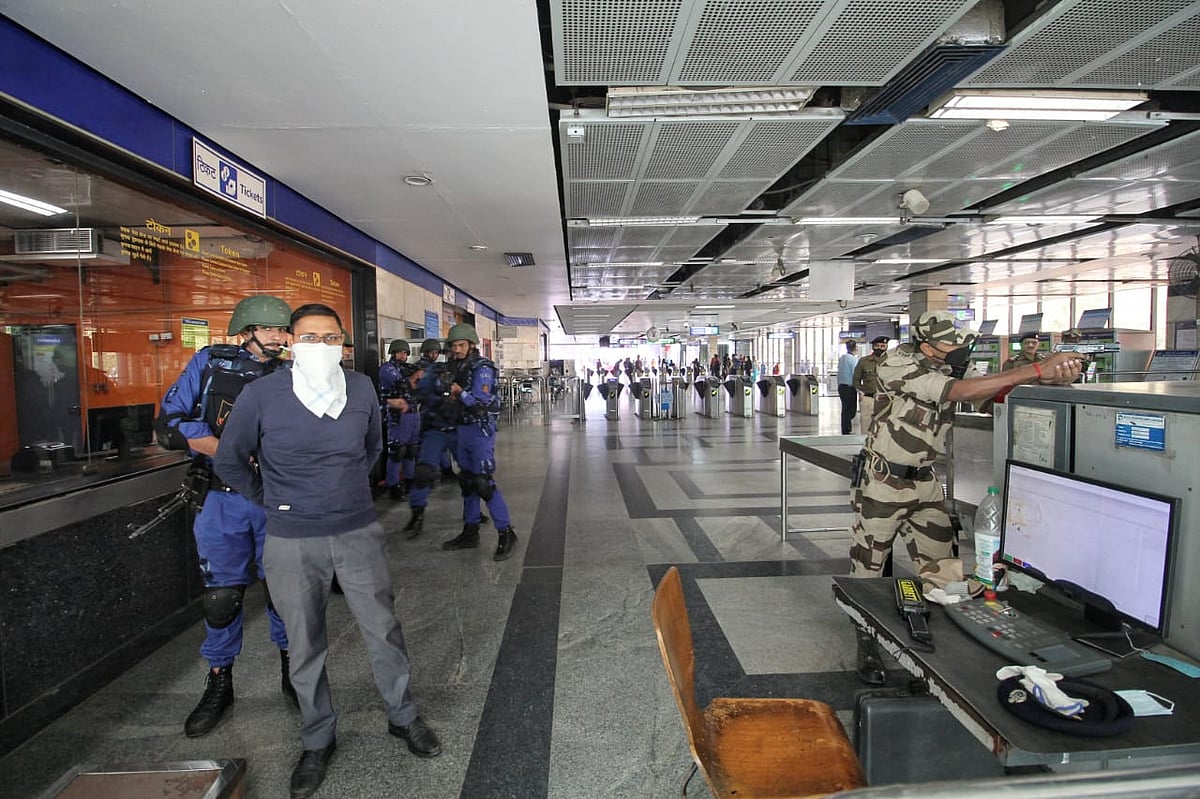 SWAT, CISF के जवान आतंकी हमले पर मॉक ड्रिल करते हुए