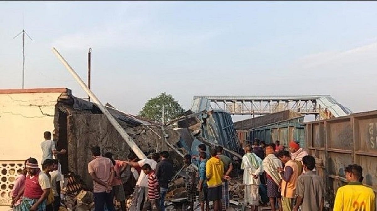 ओडिशा के कोरेई रेलवे स्टेशन पर हादसा, पटरी से उतरी मालगाड़ी ने 2 लोगों को रौंदा, 8 घायल, कई लोगों के दबने की आशंका