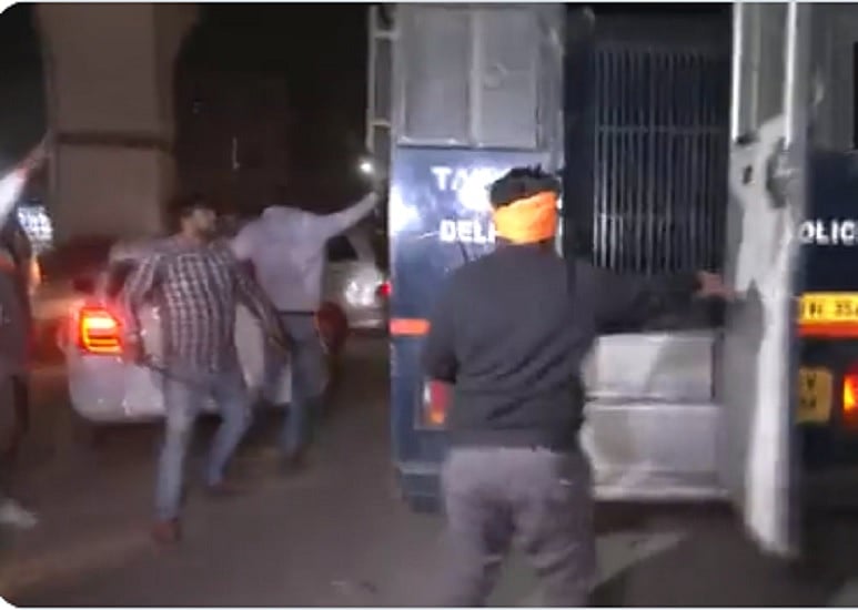 श्रद्धा हत्याकांडः आरोपी आफताब को ले जा रही पुलिस वैन पर तलवार से हमला, पुलिस ने हवाई फायरिंग कर किया काबू