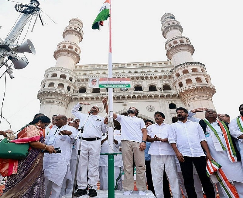 भारत जोड़ो यात्राः राहुल गांधी ने चारमीनार में फहराया तिरंगा, हैदराबाद में स्वागत के लिए उमड़ा जनसैलाब