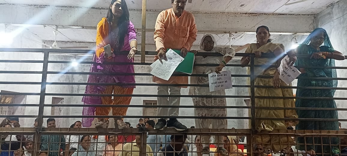 मध्य प्रदेश: नीमच में नगर पालिका परिषद की अजब बैठक, लोहे के पिंजरे में बैठे अधिकारी, लोगों ने उठाए सवाल