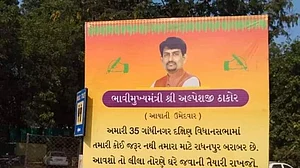 गुजरात चुनाव: बीजेपी में टिकट को लेकर मचा घमासान, पार्टी पर भड़के कार्यकर्ता और नेता, कई निर्दलीय मैदान में