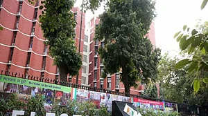 गुजरात चुनावः इंस्टाग्राम पोस्ट करना आईएएस अधिकारी को पड़ा मंहगा, चुनावी ड्यूटी से हटाया गया
