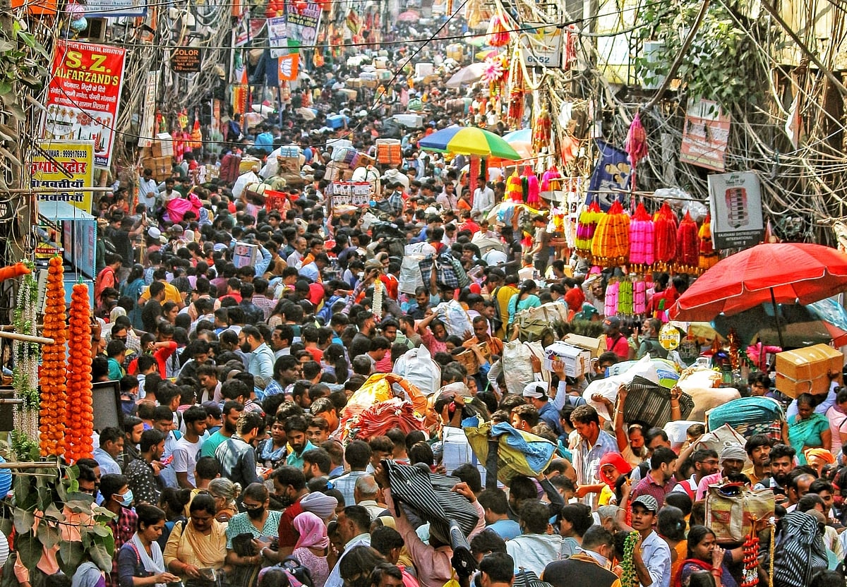 आज दुनिया की आबादी हो जाएगी 8 अरब, जानें चीन से कब आगे निकल जाएगा भारत? सबसे अधिक आबादी वाला बन जाएगा देश