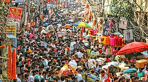 आज दुनिया की आबादी हो जाएगी 8 अरब, जानें चीन से कब आगे निकल जाएगा भारत? सबसे अधिक आबादी वाला बन जाएगा देश